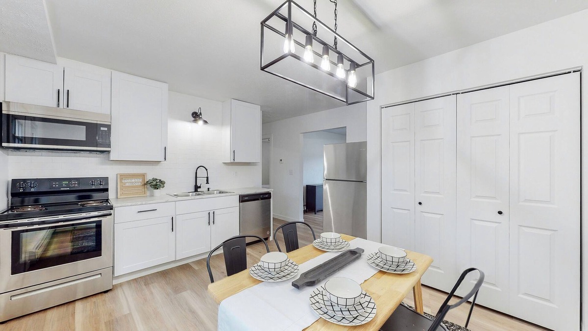 North Canton Apartment | Newly Remodeled 2 BR Apartment in Green Near CAK