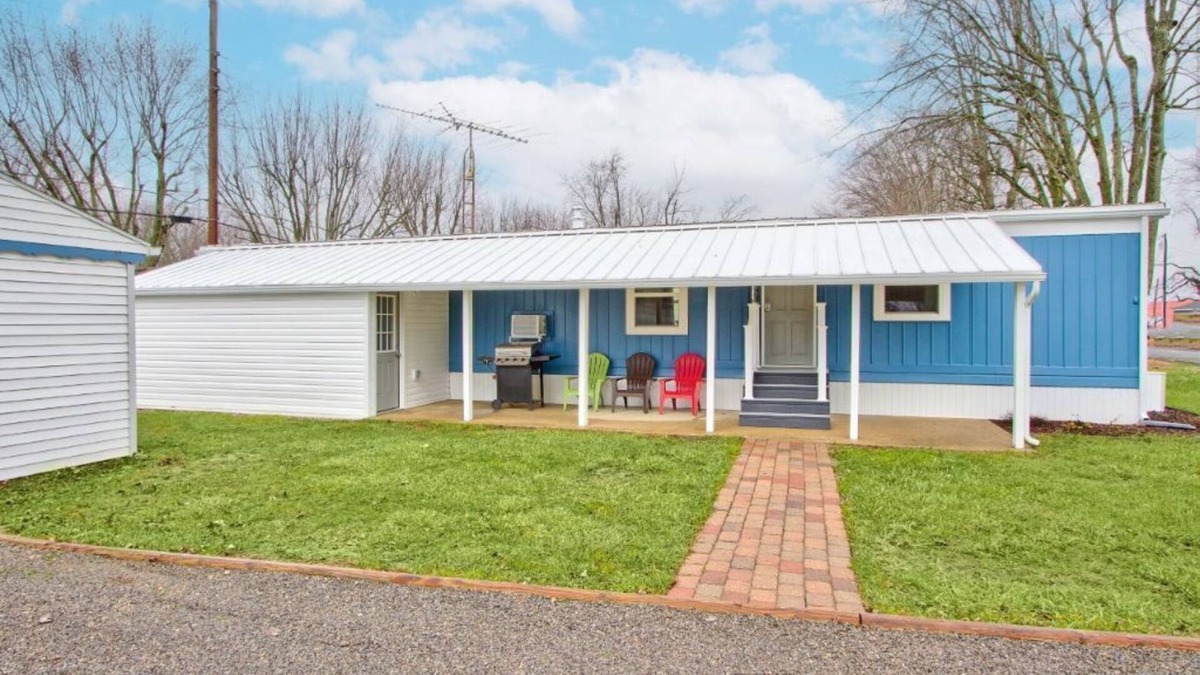 Lakeview House | Newly remodeled 3 bedroom, 1 bath Lake getaway home.
