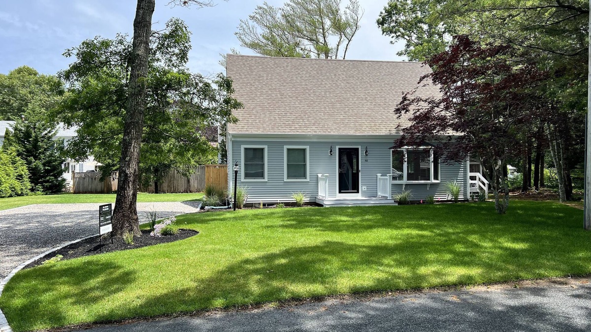 Hyannis Port House | Newly Remodeled 3 Bedroom 2.5 Bath House, 1/2 Mile to Beach. Sleeps 9, with AC and Beach Pass.