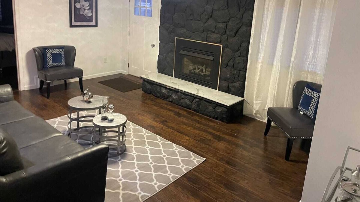 Eastpointe House | Newly Remodeled 4 BD 2.5 BA Quiet Near Downtown