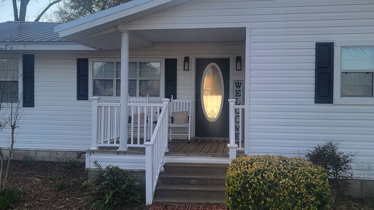 Midland City House | Newly remodeled. 5 mi to Dothan shopping. 3 mi to Dothan Airport.