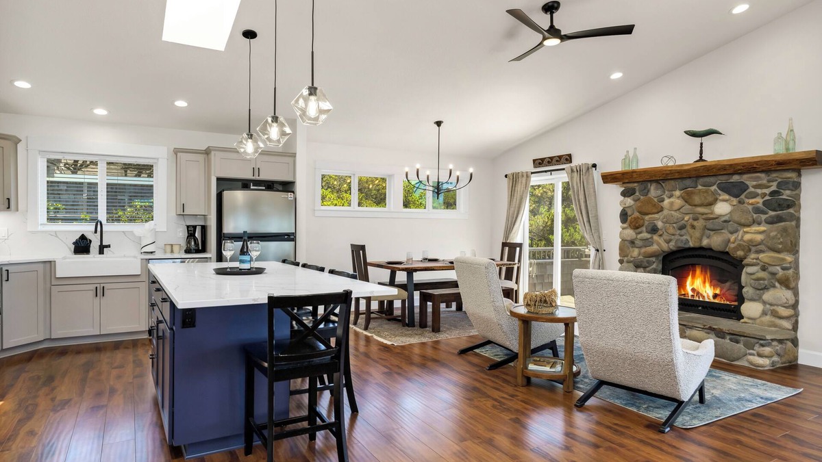 Manzanita House | Newly Remodeled and Gorgeous! 150 feet from the beach and allergen free home!