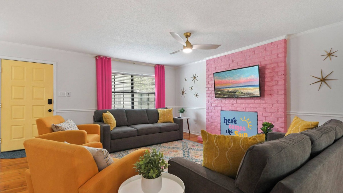 Thunderbolt House | Newly Remodeled * Bright & Spacious Home * Sleeps 8 * Dogs Welcome