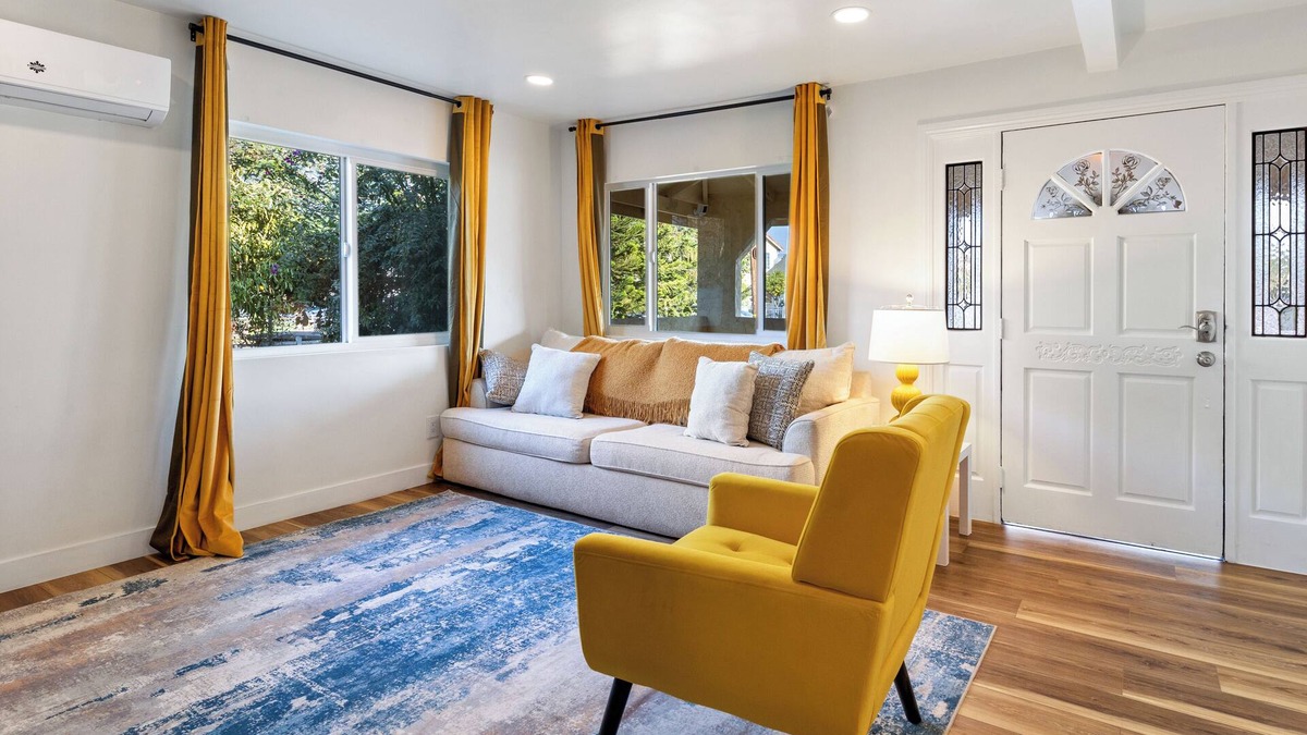 Placentia House | Newly Remodeled Chic 2BR Home -Wifi, Smart TV, Kitchen & Parking near Disneyland