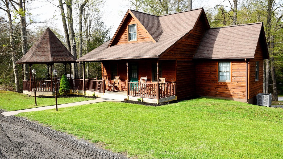Mount Nebo House | Newly Remodeled, Close to the lake, hot tub, and game room
