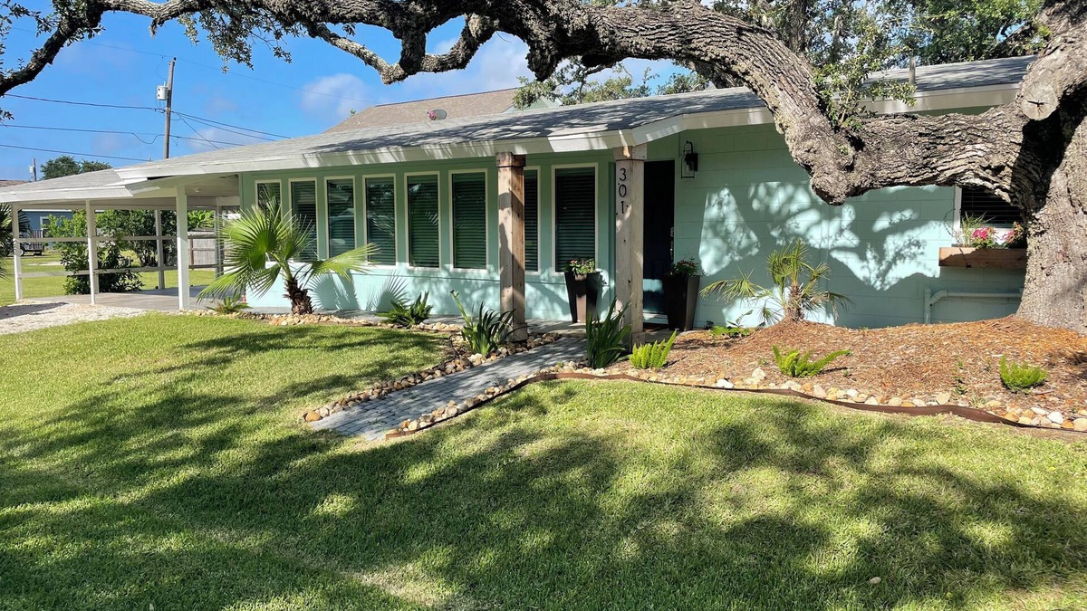 Fulton House | Newly remodeled coastal cottage 3 blocks from the water!