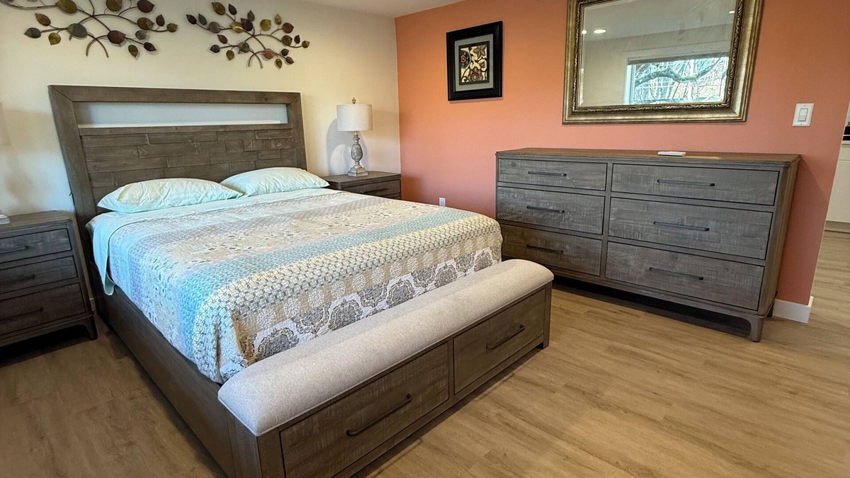 Edmonds Apartment | Newly Remodeled Daylight Studio with Lake View