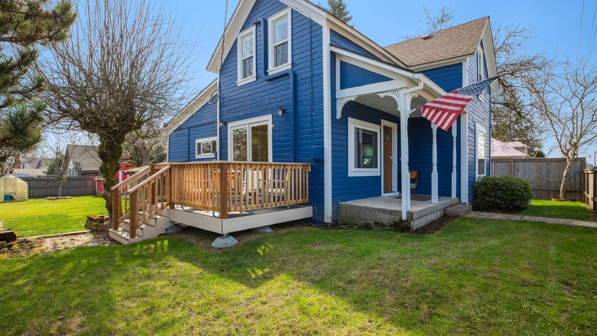 Dundee House | Newly remodeled dog-friendly 2 bedroom wine country home in the heart of Dundee