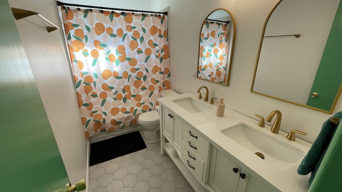 Jenks House | Newly remodeled family friendly home in Jenks. Walking distance to Aquarium.