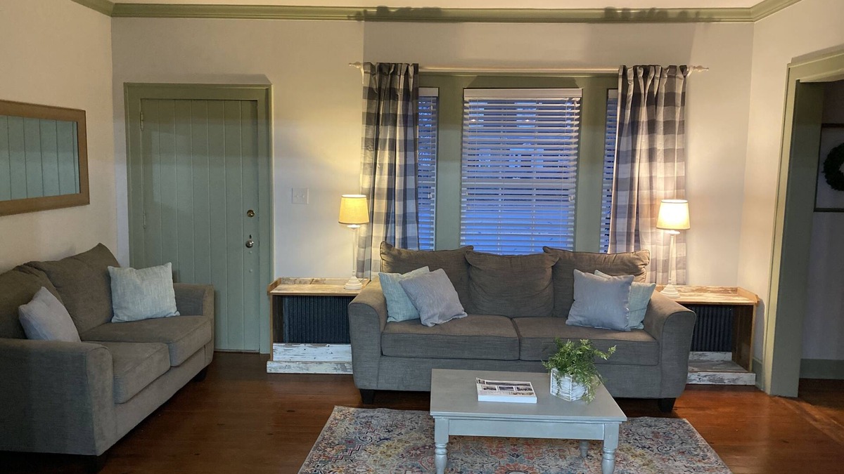 Dalton House | Newly Remodeled Home in Dalton’s Historic District -5mins from I-75