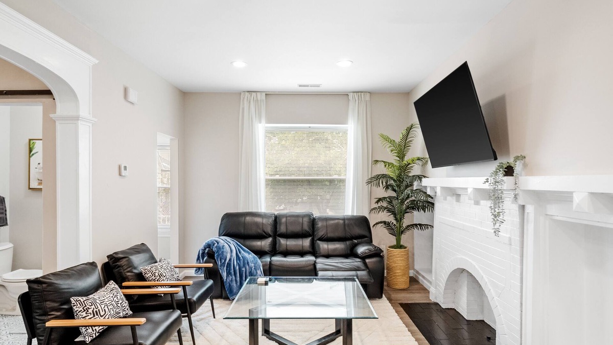 St. Louis Apartment | Newly Remodeled/King Bed Oasis/Wash-U & Clayton