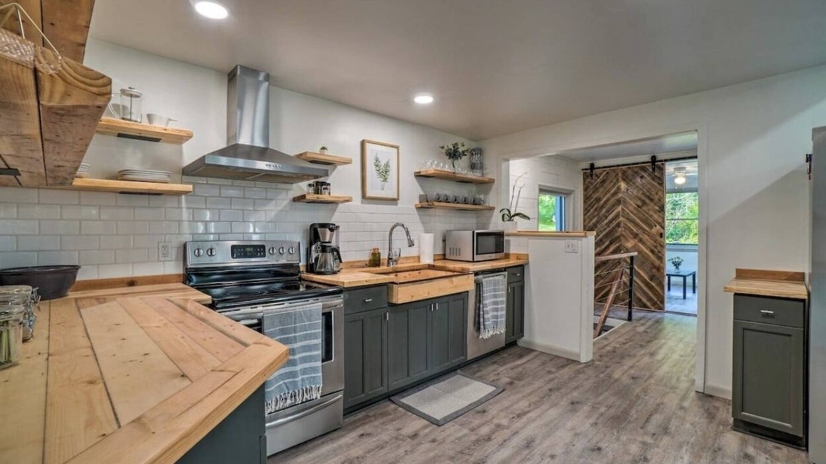 Mount Juliet House | Newly Remodeled Lake-View Home