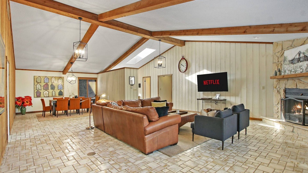 Powers Lake Cabin | Newly Remodeled - Large Cedar CabinnClose to Lake and Sking