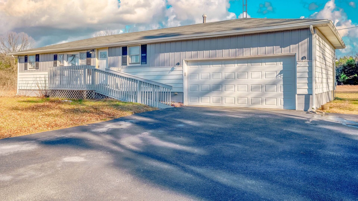 Thayer House | Newly Remodeled on 3 Acres, across from Golf Course!