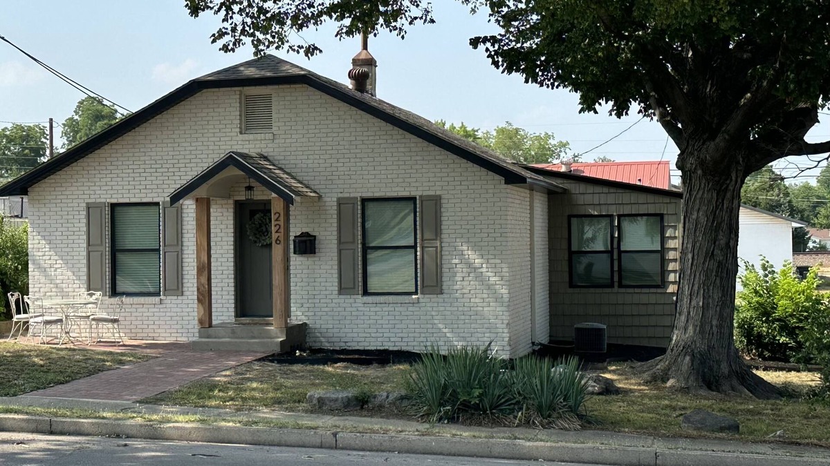 Dexter House | Newly remodeled quaint 2 bedroom 2 bath home in downtown Dexter, Missouri