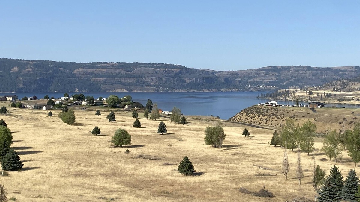 Davenport Apartment | Newly Remodeled Resort Property Over Looking Lake Roosevelt
