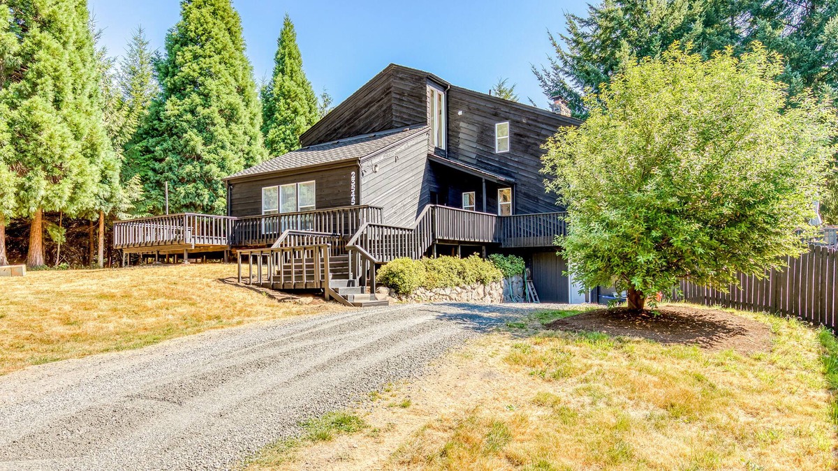 North Plains House | Newly remodeled secluded home with pool, large deck, WiFi, & washer/dryer