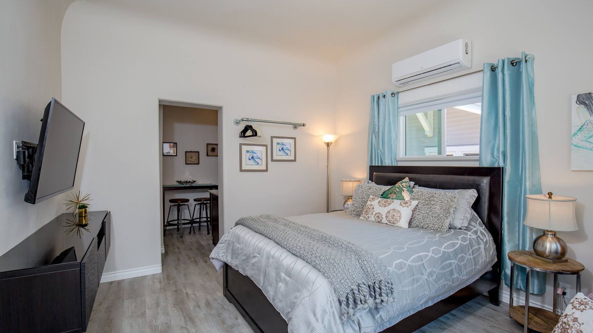 Golden Hill House | Newly Remodeled Studio Walkable to Downtown, NEW Jacuzzi, Fire Pit, BBQ!