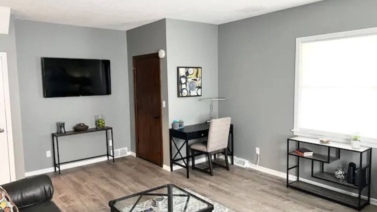 Cuyahoga Falls House | Newly Remodeled in Cuyahoga Falls! Close to everything!