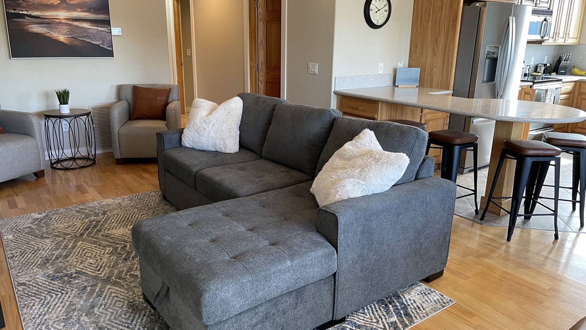 East Wenatchee Apartment | Newly remodeled apartment over shop, 1 block from airport