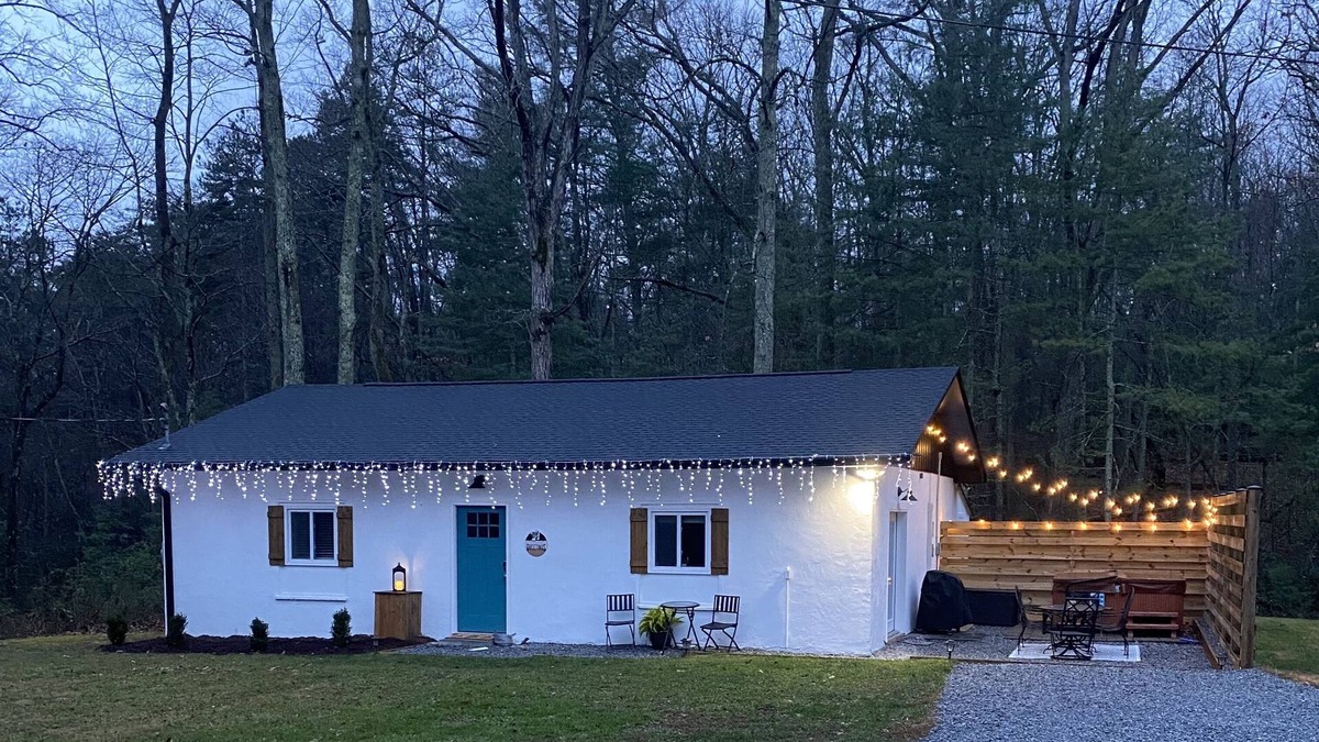 Hendersonville House | Newly Remodeled Private 2Br/2Ba with Hot tub and Foosball Table