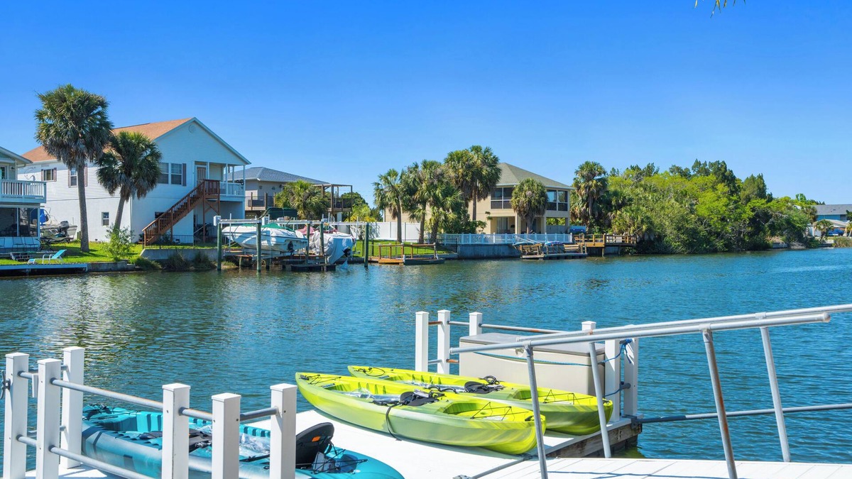 Spring Hill House | NEWLY Remodeled! Kayaks- Watermat ! Bike! 5 mins from weeki wachee springs!