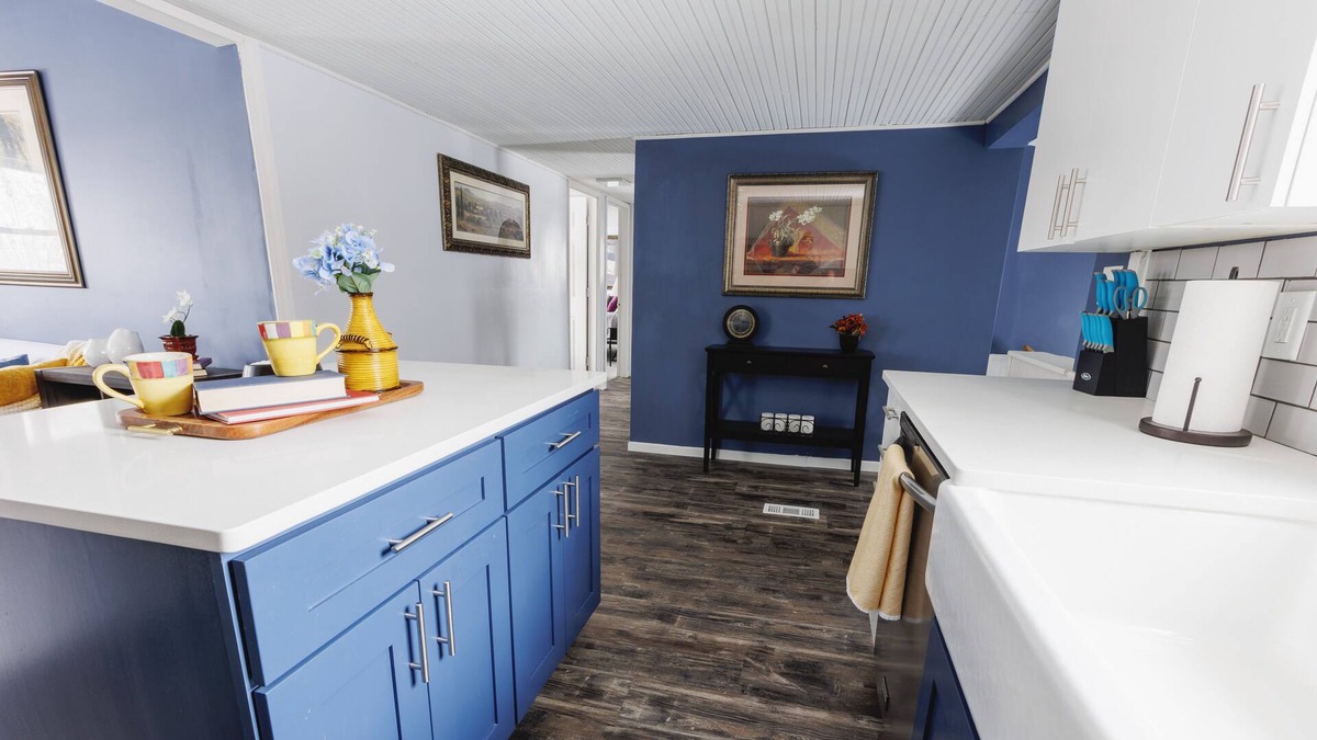 Corcoran House | *NEWLY Remodeled with New Furniture. Quiet living only 10 mins to city action.