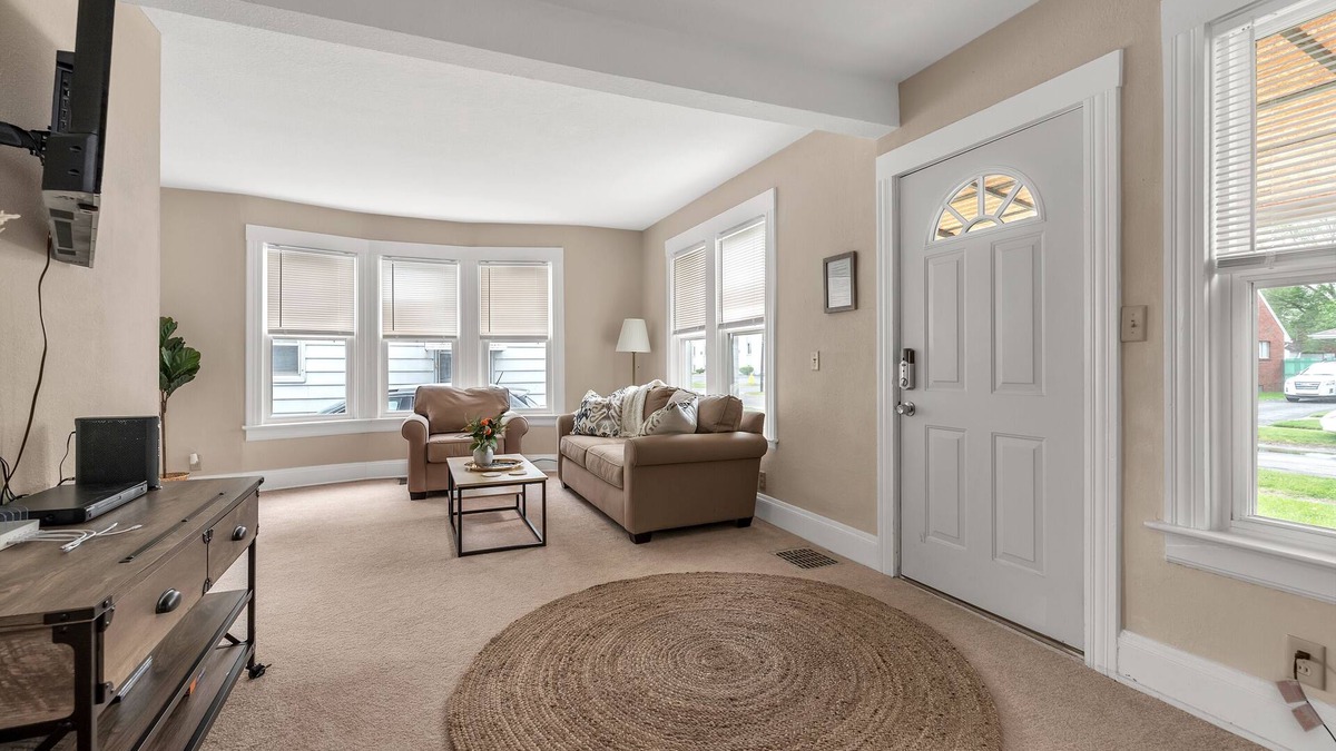 Ottawa House | NEWLY REMODLED 3BD Home Walk To ProMedica Hospital