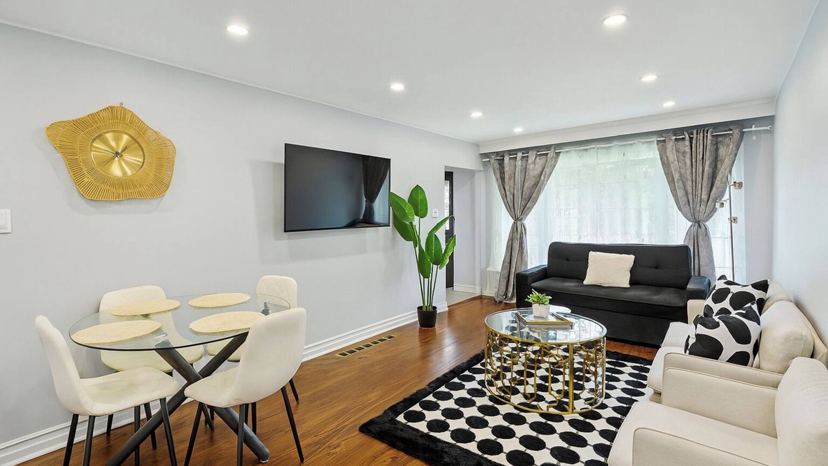 Jane and Finch Bed & Breakfast | Newly Reno’d 3BR Bungalow w/Backyard Volleyball Set—Near TTC & Rogers Stadium!
