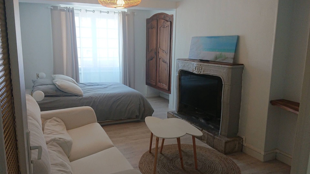 Barneville-Carteret Apartment | Newly renovated studio in the heart of town, separate kitchen