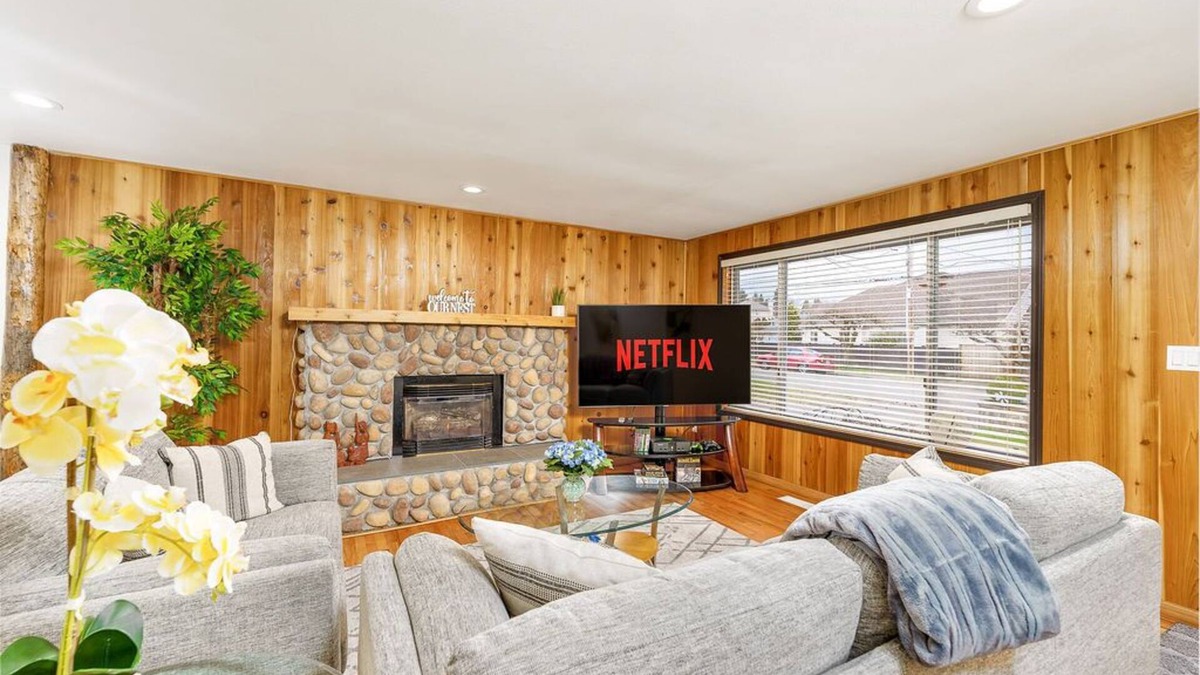 SeaTac House | 🌟Newly Renov✔️LG Mstr BR✔️3 BR ✔️WiFi ✔️✈️ ✔️ Mall ✔️AC ✔️Hot tub🌟