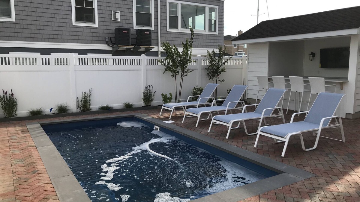 North Beach Haven House | NEWLY RENOVATED! Heated Pool, Outdoor Bar, Beautiful and Spacious Oasis on Bay!