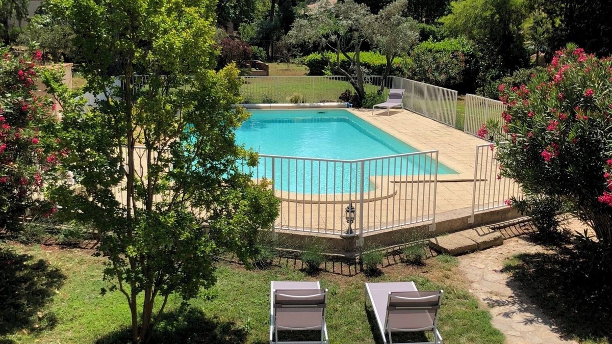 Cornillon-Confoux Apartment | Newly renovated 5/7 pers gite with shared pool, in the heart of Provence