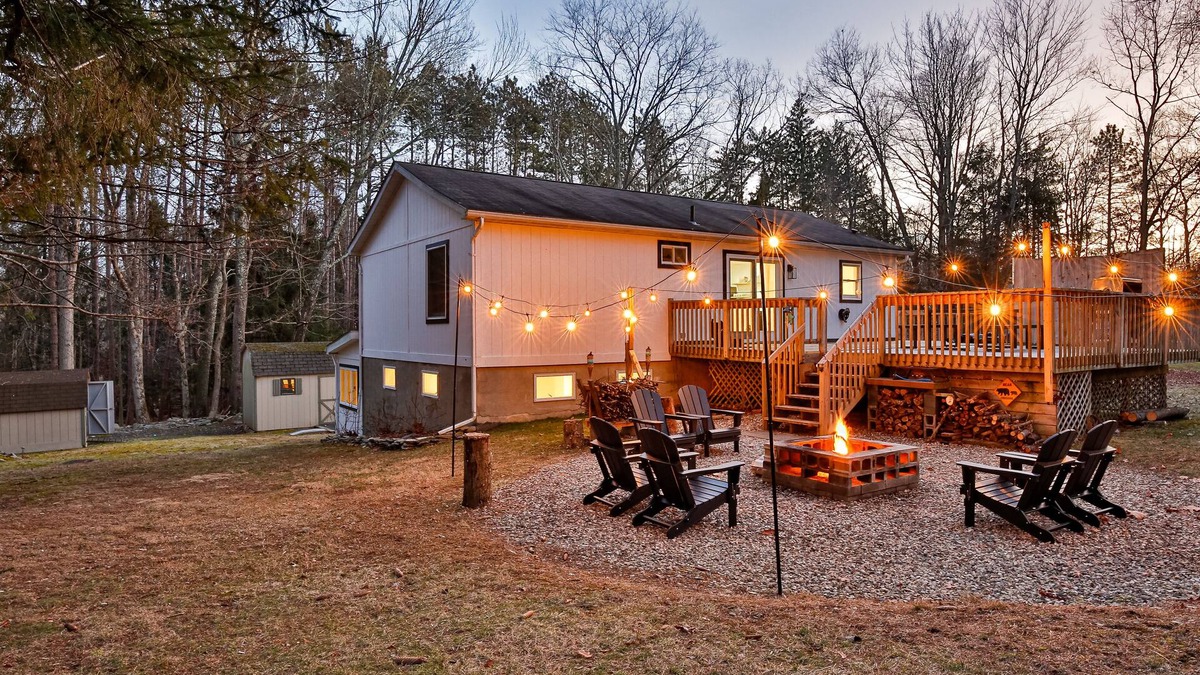 East Stroudsburg House | Newly Renovated getaway, w/firepit, close to Skiing, Hiking, Golfing