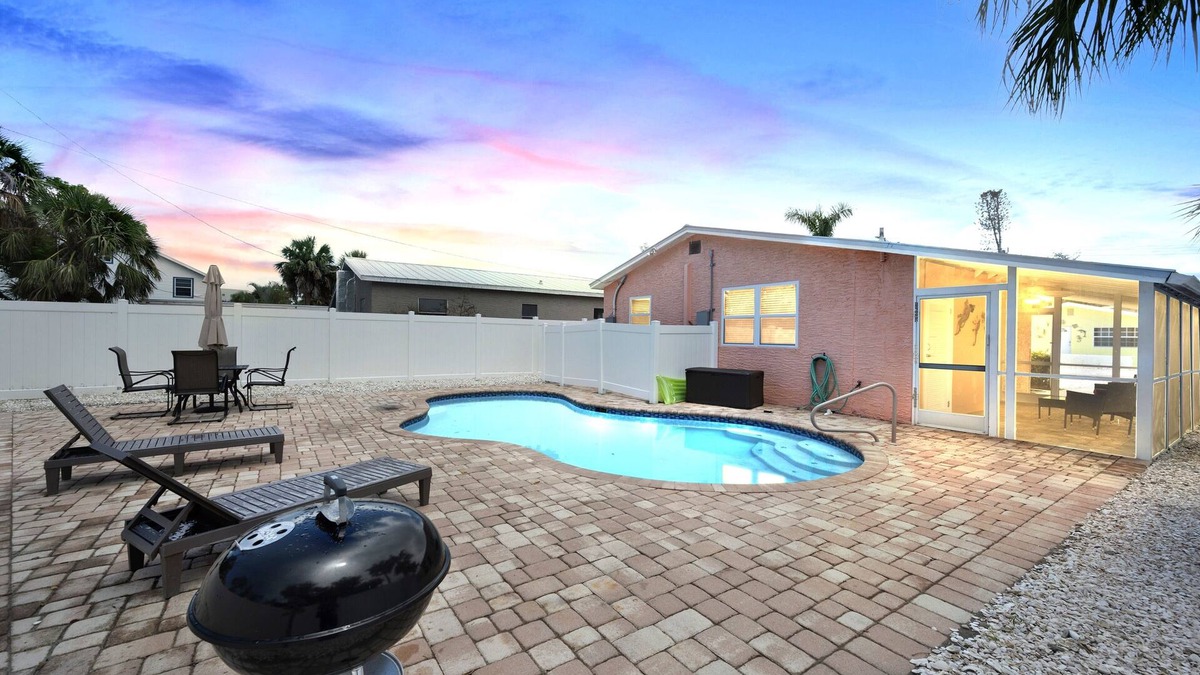 Fort Myers Beach House | Newly Renovated🌴Coral Reef Villa - Steps away from beach/private heated pool🌞