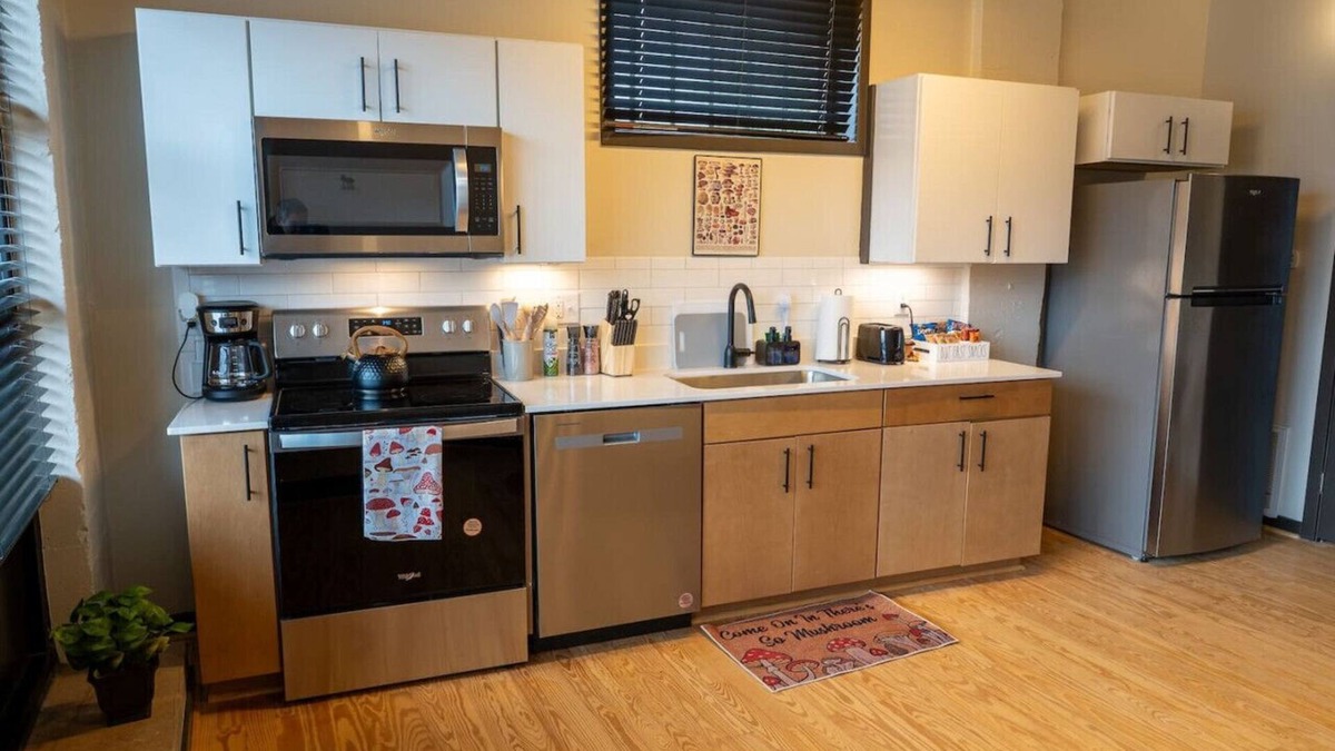 Martinsville Apartment | Newly Renovated 1 Bedroom apartment in uptown - safe - walkable