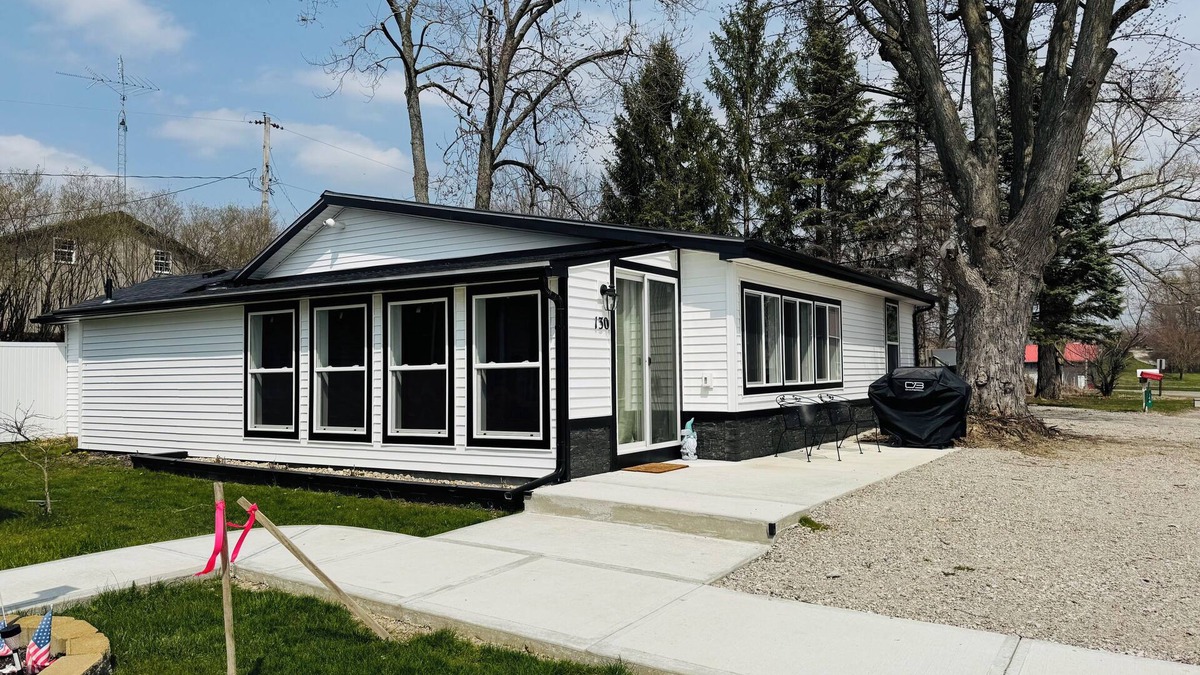 Northwest House | Newly Renovated 2-bedroom 2-bath Lakehouse with a Tiki Bar on Nettle Lake !
