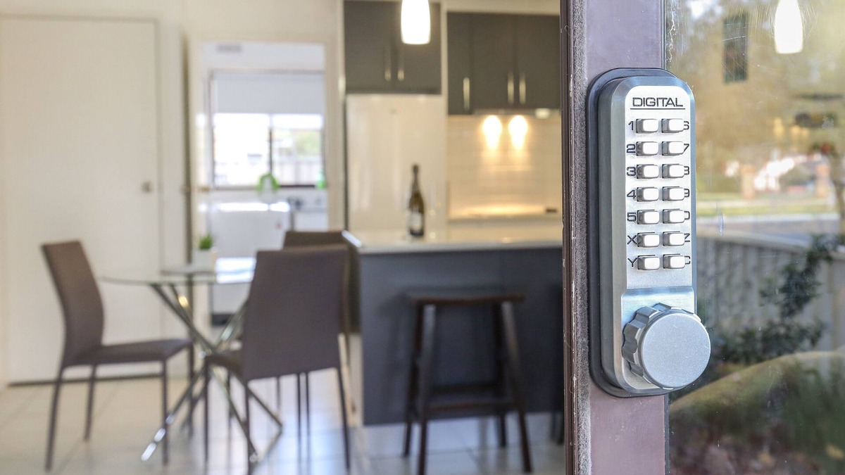 Mildura Apartment | Newly renovated 2 x Queen Bedrooms, weekly service, central location, free wifi