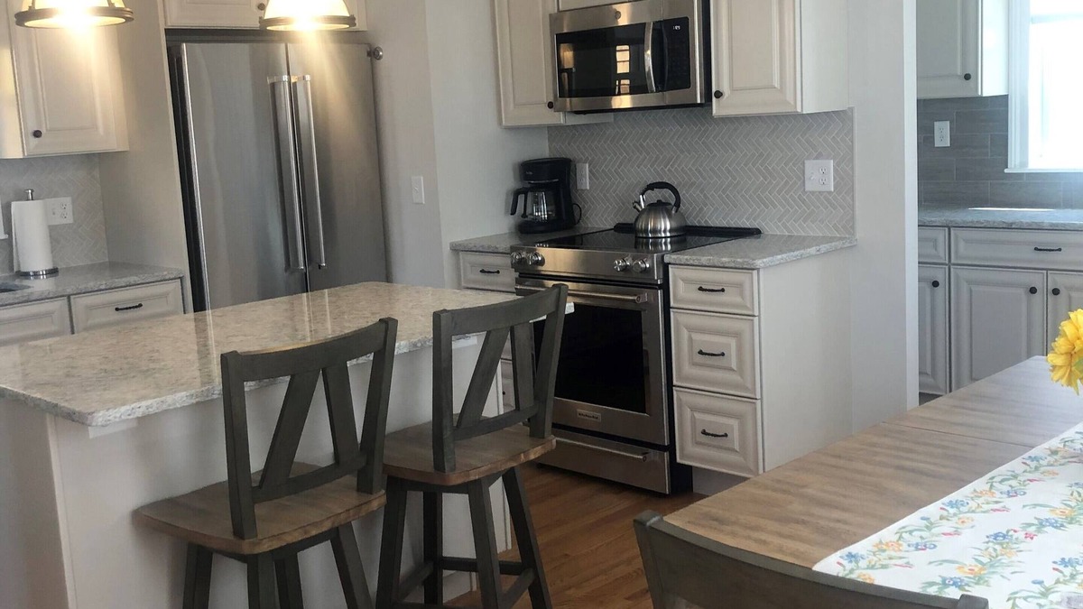 Stonington House | Newly renovated 3 bedroom/2 bath home one block from Dubois beach!