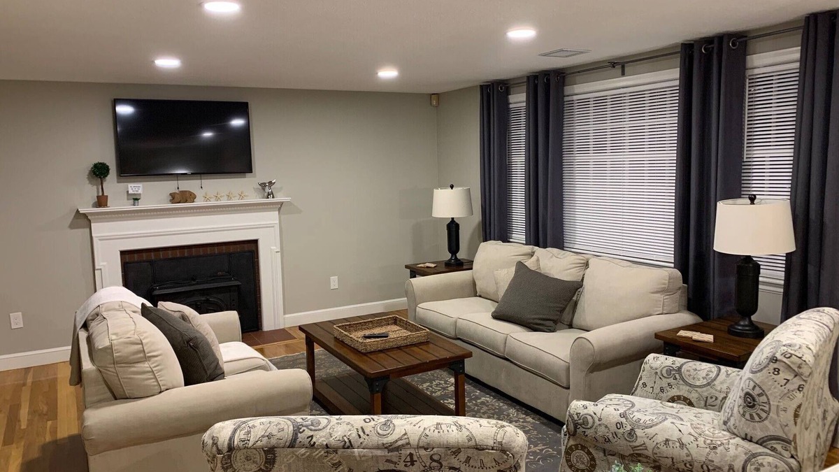 Canton House | Newly renovated.3 Bed/2 Bath close to Boston, Gillette Stadium & trains.
