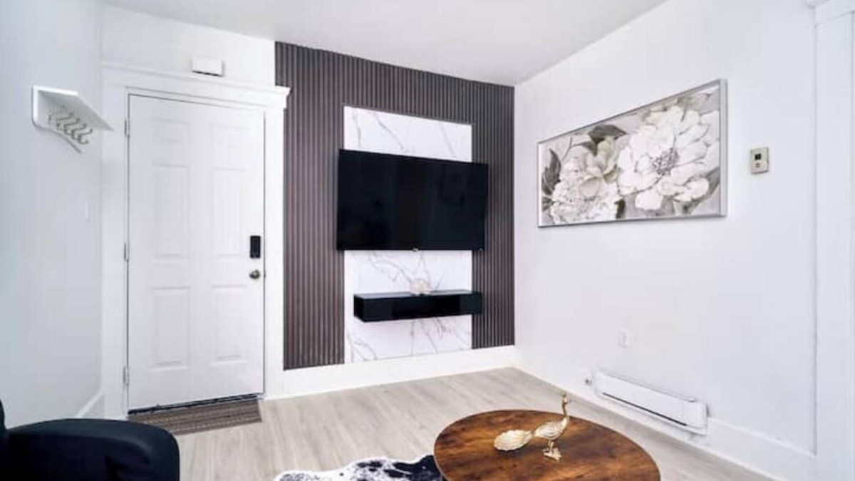 Walkerville Apartment | Newly renovated 3 bedroom unit close to Caesar's and Downtown
