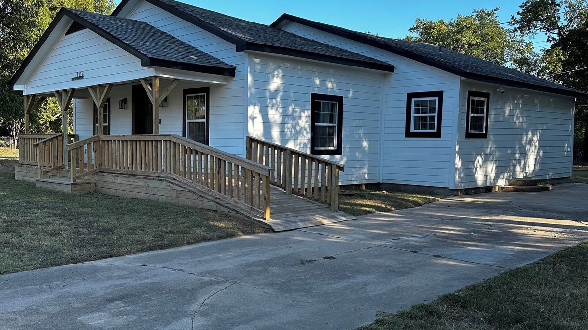 Ardmore House | Newly renovated 3-bedroom house, minutes away from Coliseum, Lake & Lakecrest