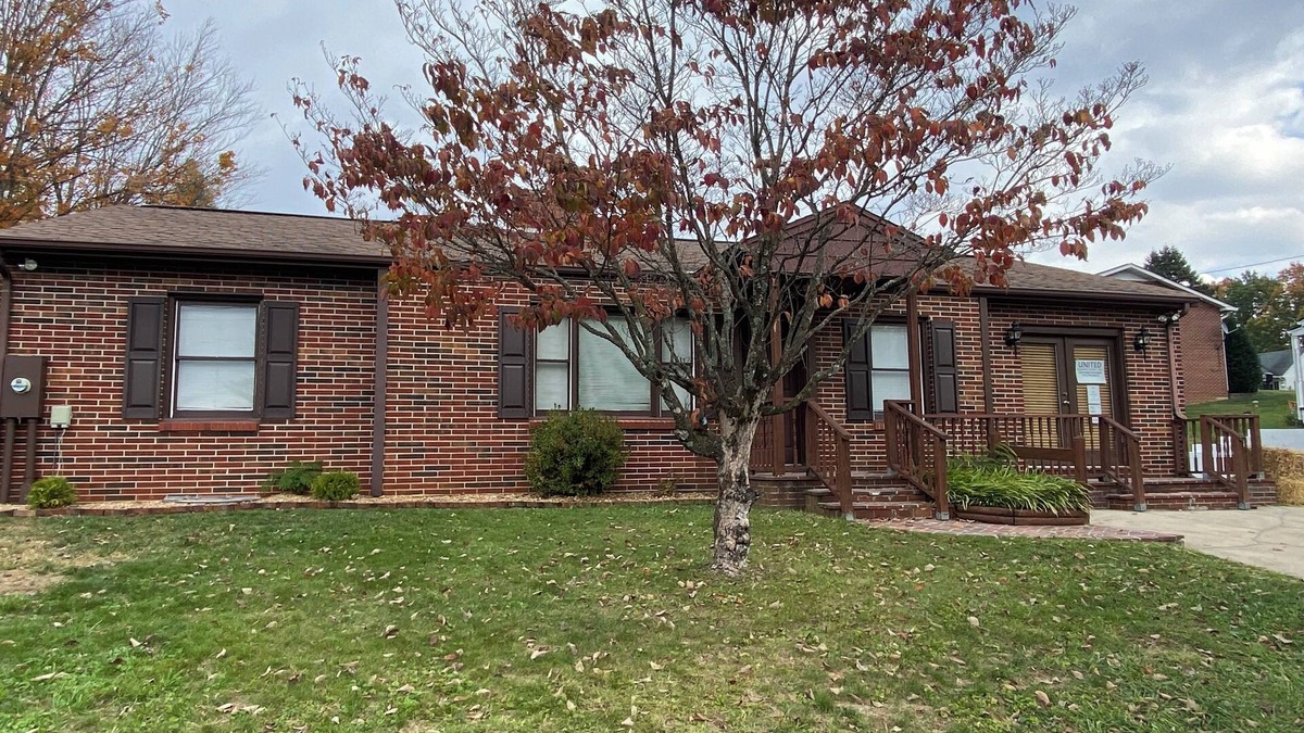 Marion House | Newly renovated 3 beds, 2 baths in Marion. Pool open until Oct. 5!