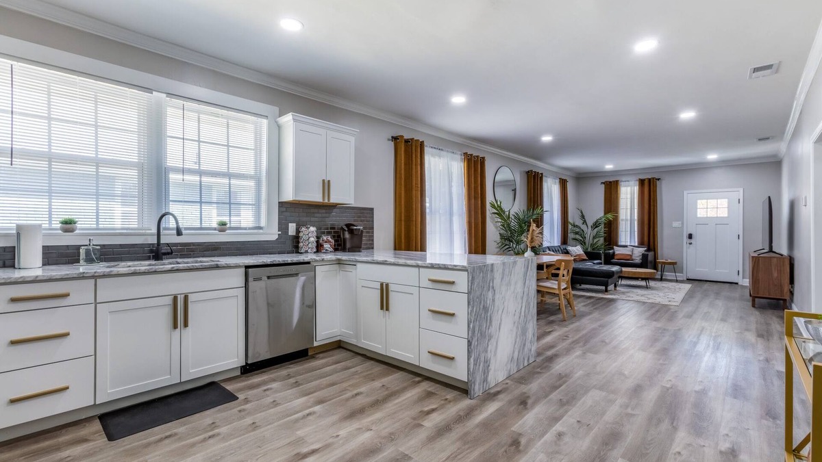 Crosstown House | Newly Renovated- 3 miles to Beale St./Fully Fenced in Private Parking.