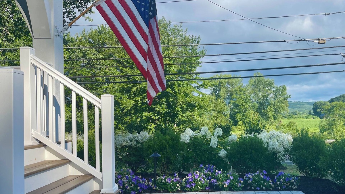 Deerfield House | Newly renovated 3bedroom 2bath house near Deerfield Academy Behmis, Eagle Brook