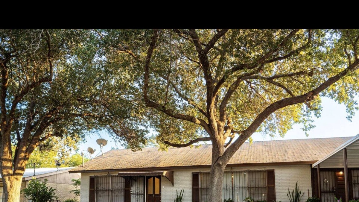 Eastern Division House | Newly Renovated 3br/2b-The Laredo House!
