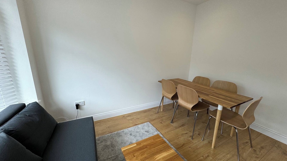 Custom House Apartment | Newly Renovated 4BD Home, 11 Mins to ExCel London!