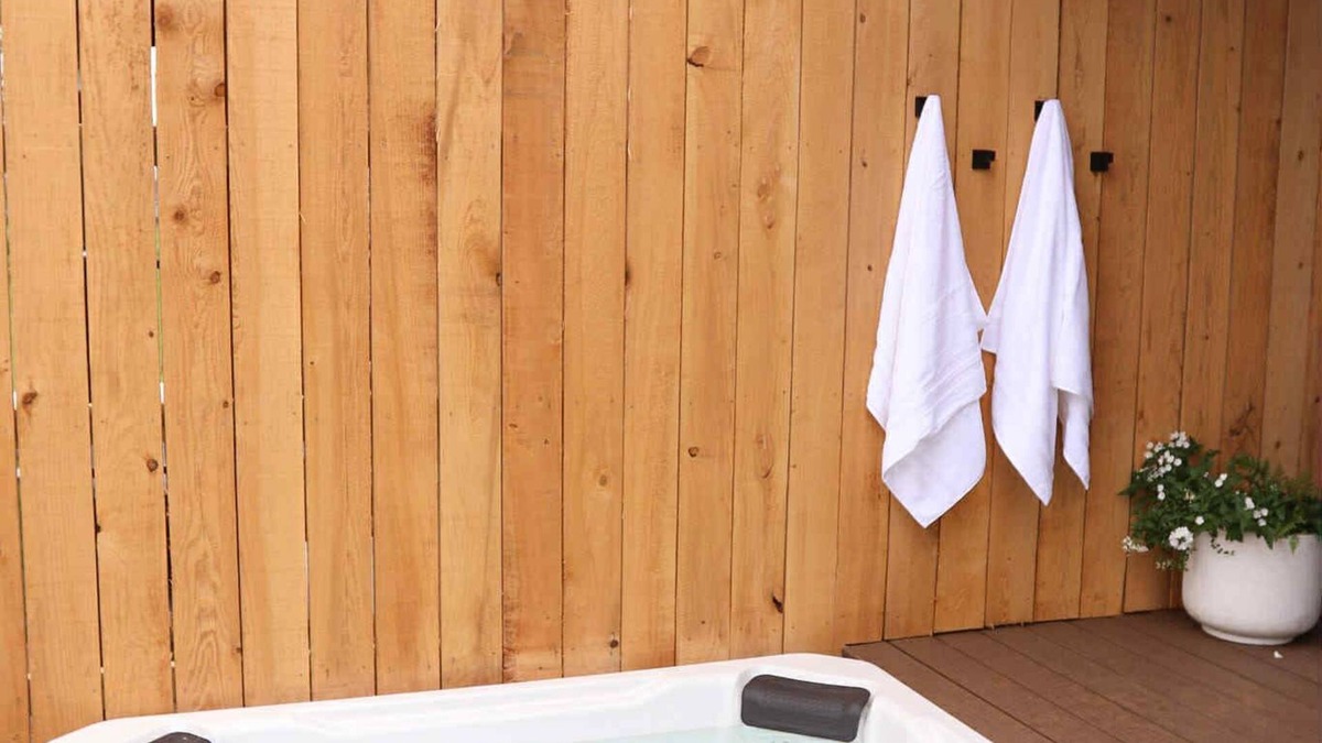 Gordonville House | Newly Renovated 5- Bedroom House w/Hottub & Option to Gather Your Own Eggs