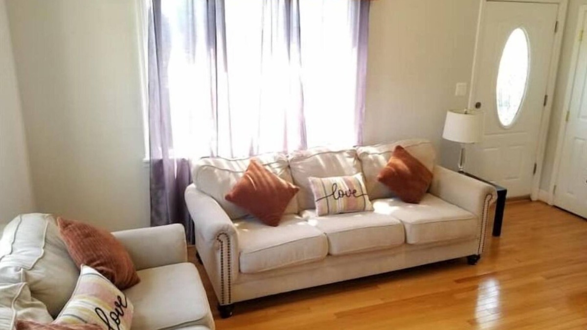 Lochearn House | Newly Renovated 5 Bedroom Home With Free Parking