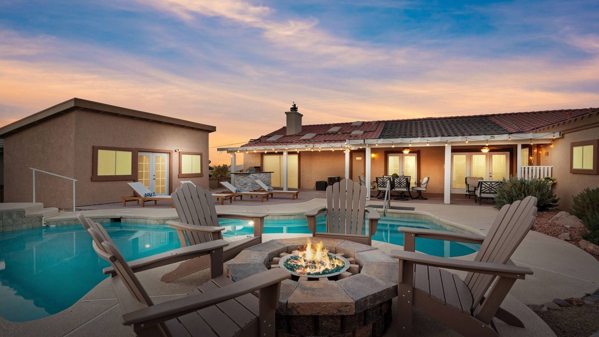 River Mountain House | ❤ Newly Renovated 5BR/3BA Cozy Retreat Strip & Mountain Views, Fire Pit, Pool!n